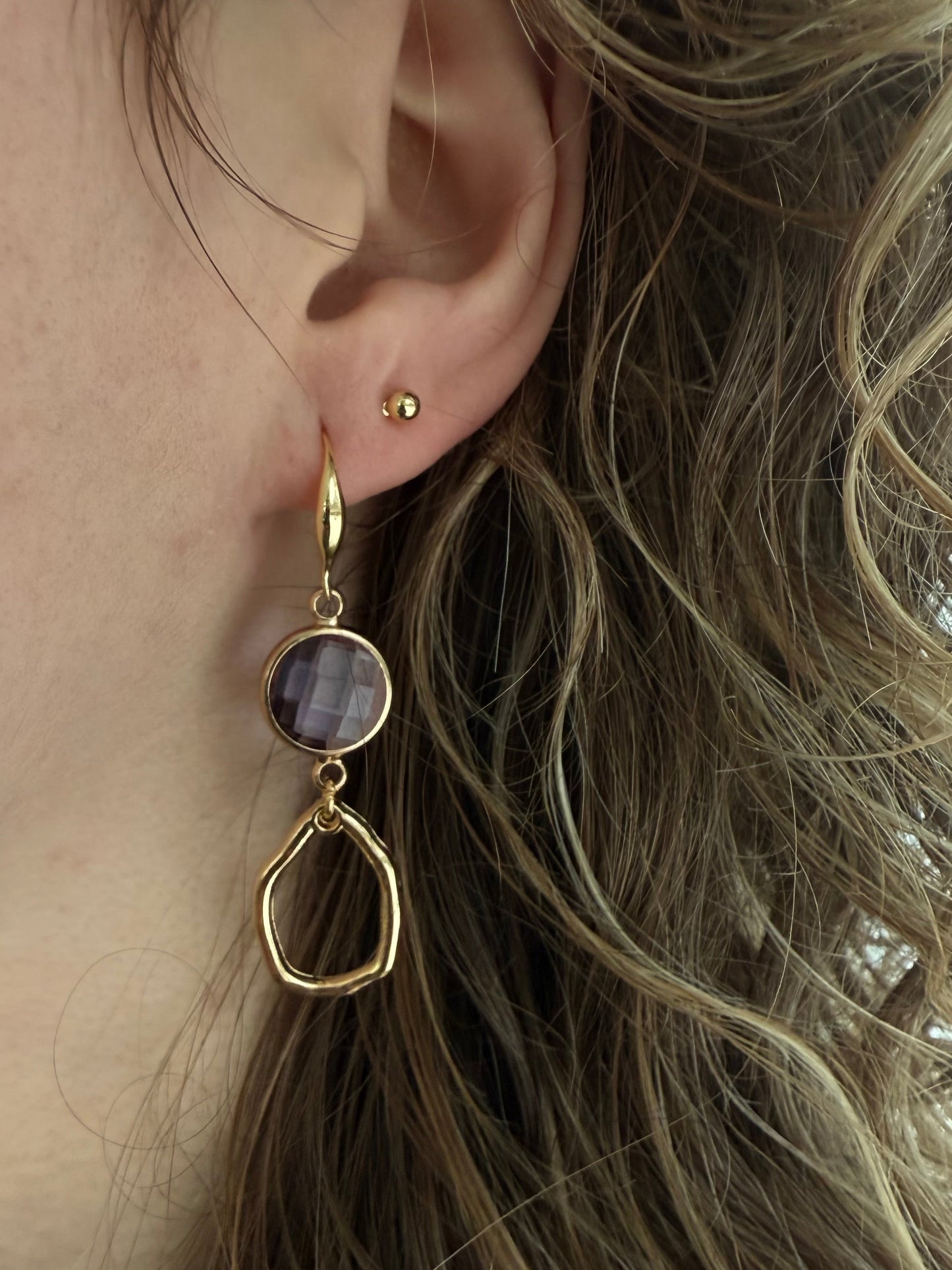 Doorzichtig paars facetsteentje met kleine hanger