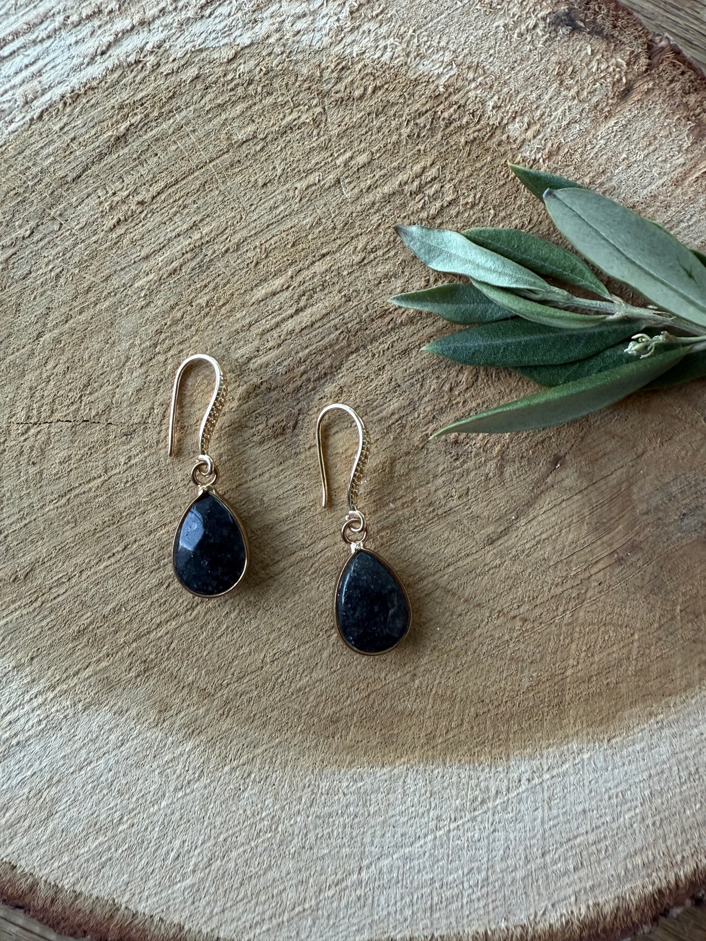 Donker grijze natuursteen