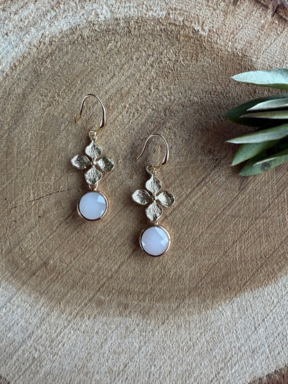 Klein wit facetsteentje aan bloemetje