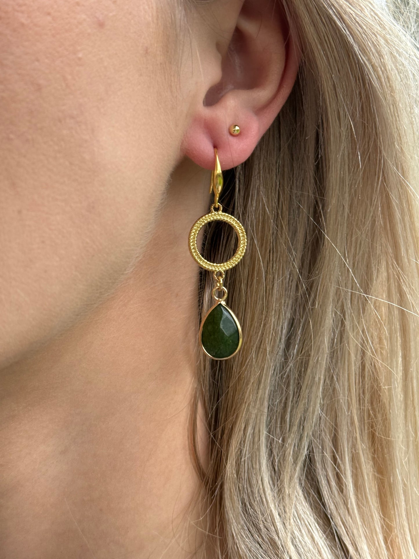 Groene natuursteen aan open connector