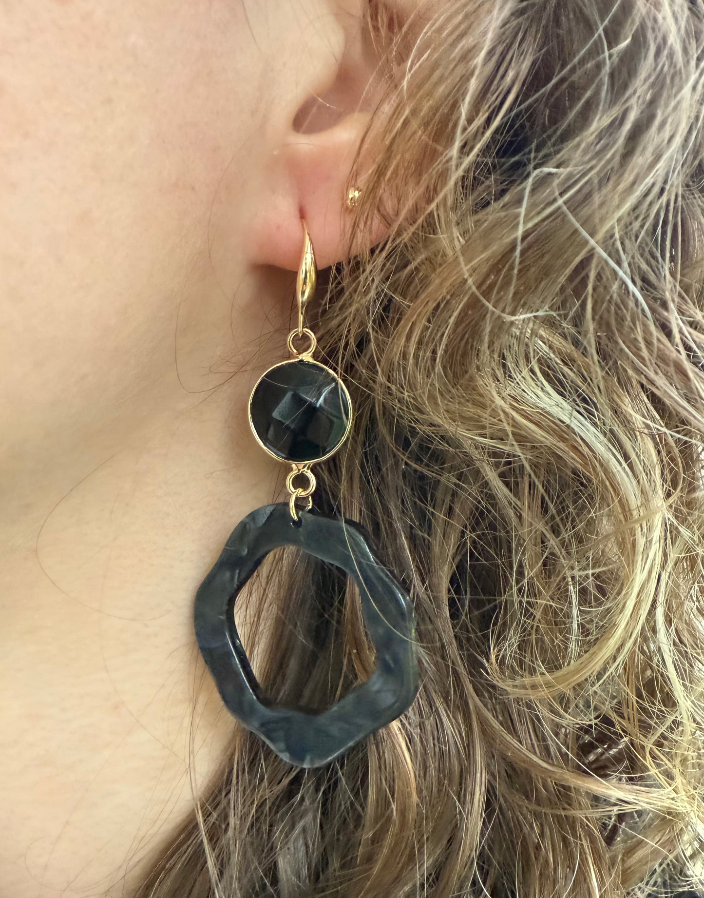 Zwarte natuursteen met zwarte resin hanger