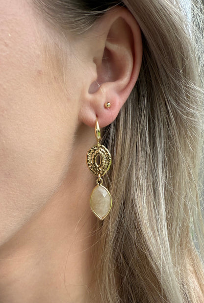 Witte/crème natuursteen aan ovale hanger