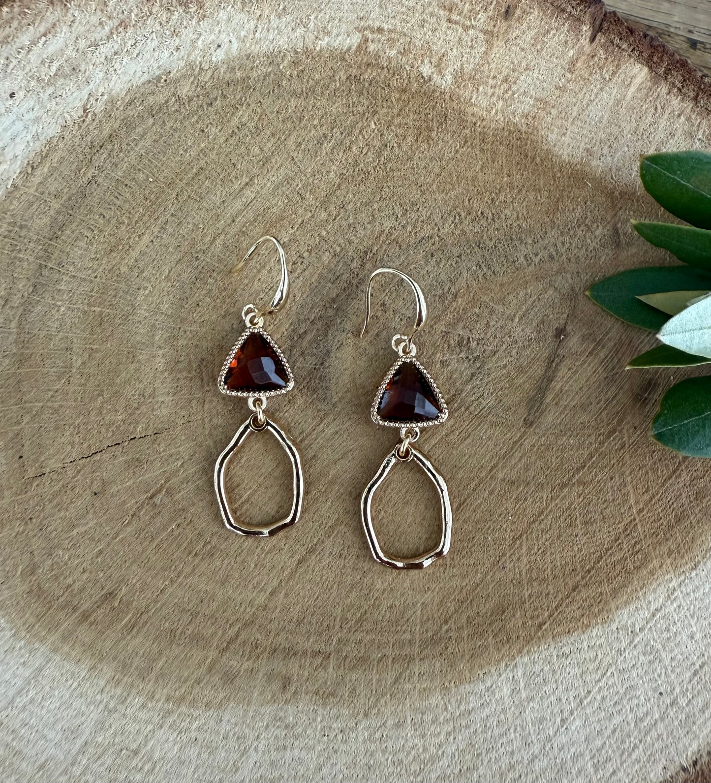 Driehoekige bruine doorzichtige steen met kleine hanger