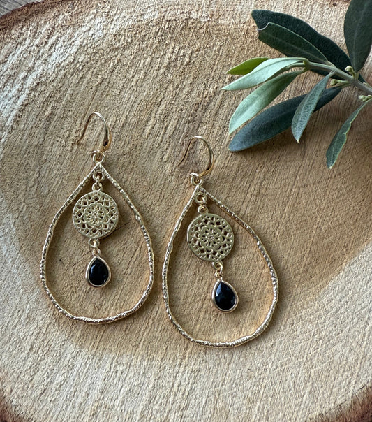 Grote open druppel met zwart steentje