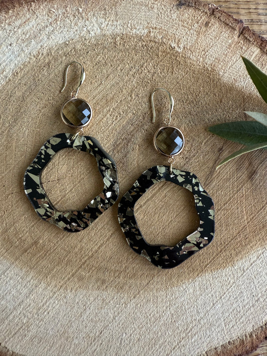 Doorzichtige bruine facetsteen met zwart/bladgouden resinhanger