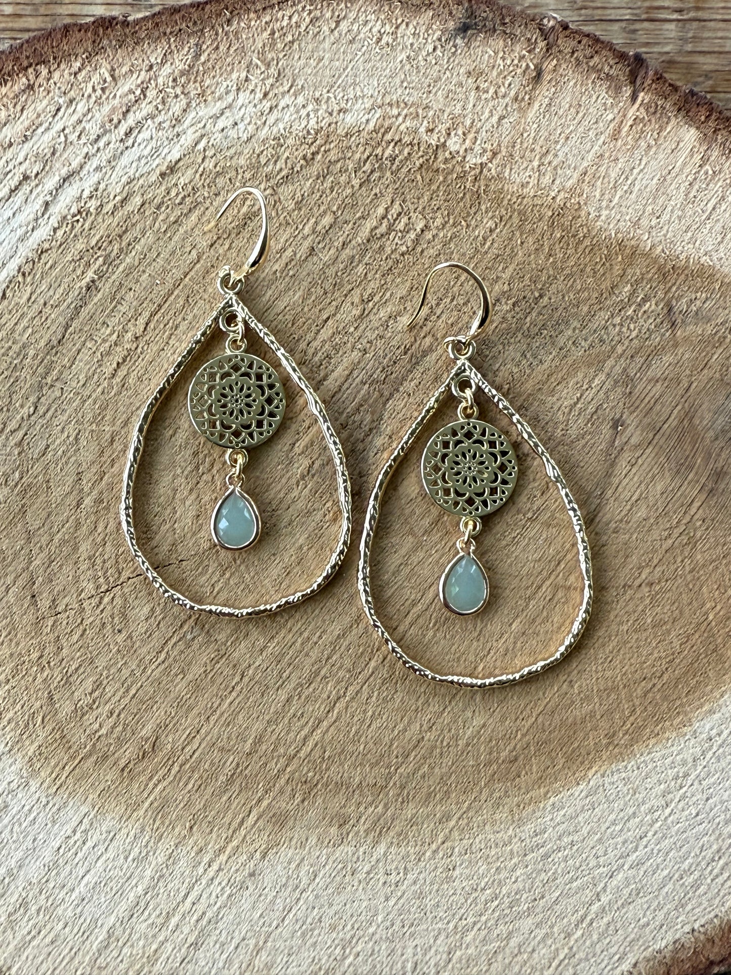 Grote open druppel met licht groen steentje