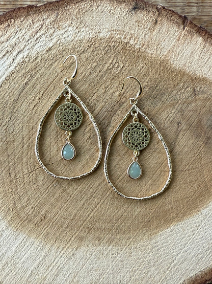 Grote open druppel met licht groen steentje