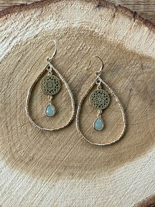 Grote open druppel met licht groen steentje