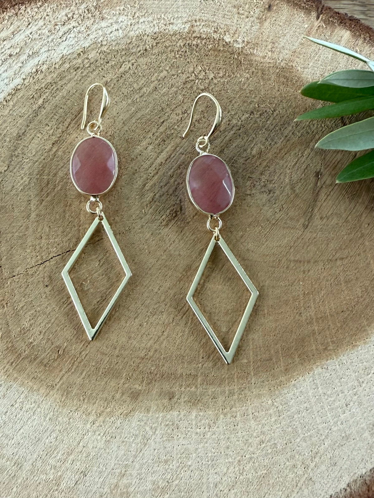 Meloen kleurige  steen met ruit hanger