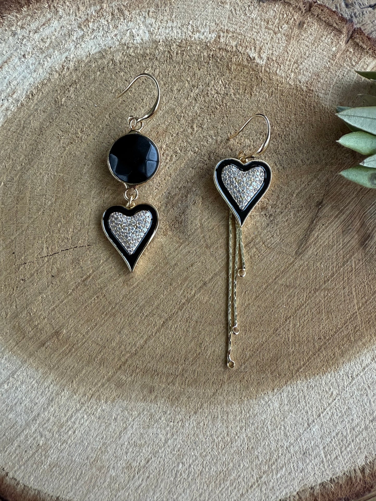 Asymmetrisch zwart met hartjes