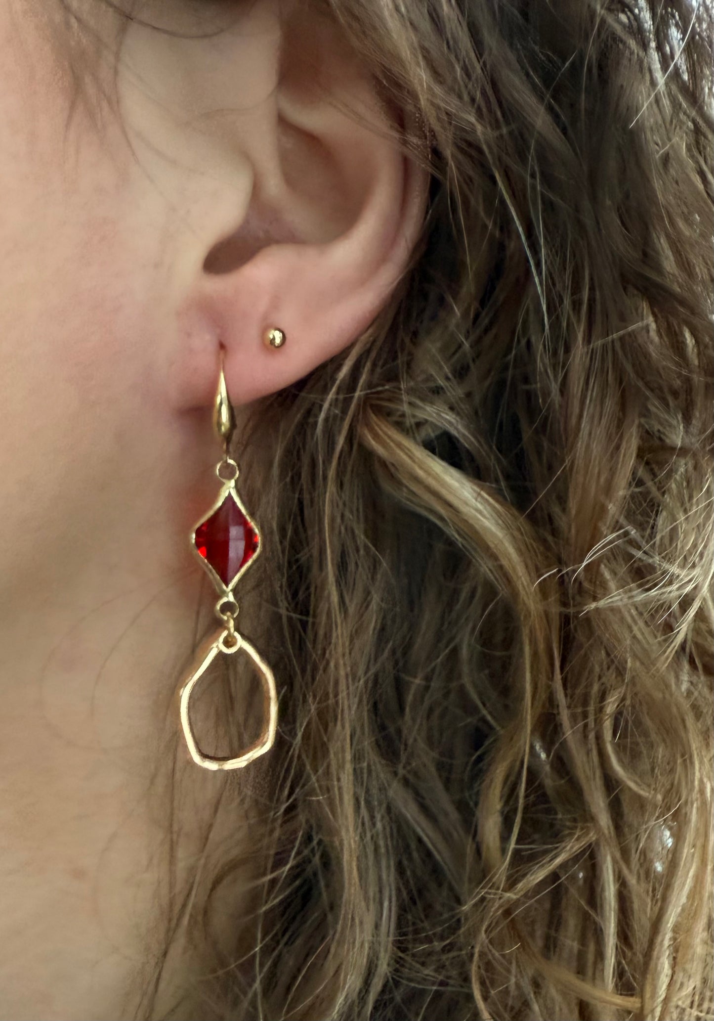 Doorzichtig rood facetsteentje met kleine hanger