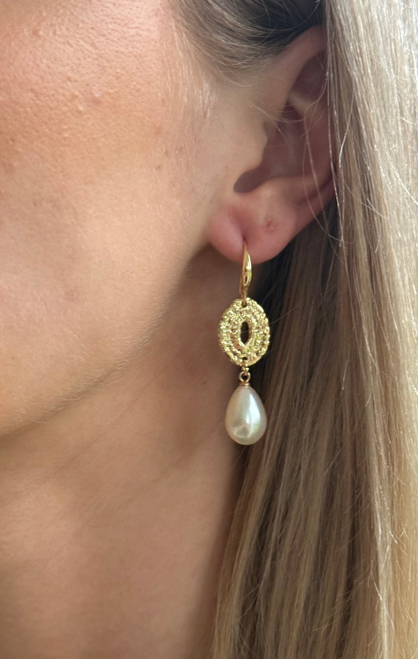 Witte parel aan connector