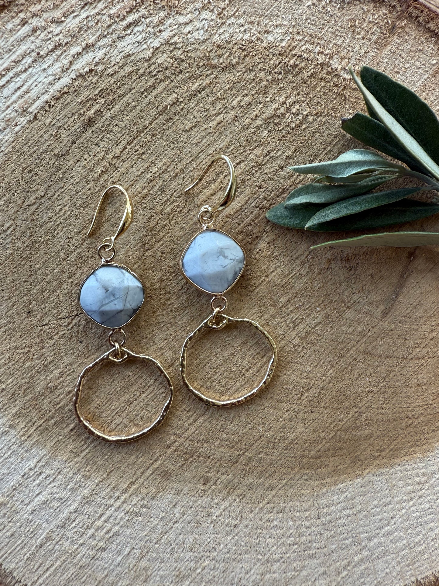 Wit gemêleerde natuursteen met hanger