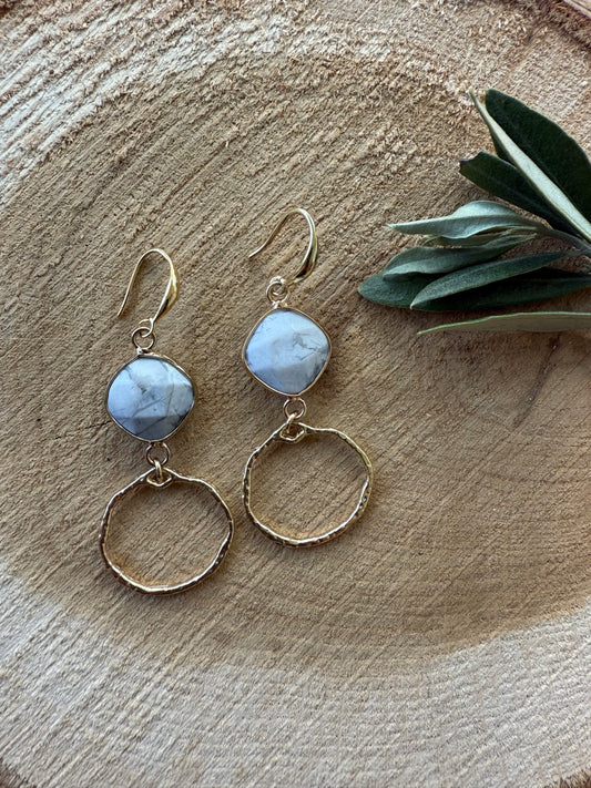 Wit gemêleerde natuursteen met hanger