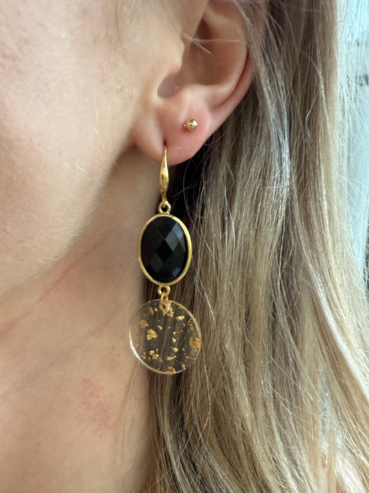 Zwarte steen met doorzichtige hanger met bladgoud