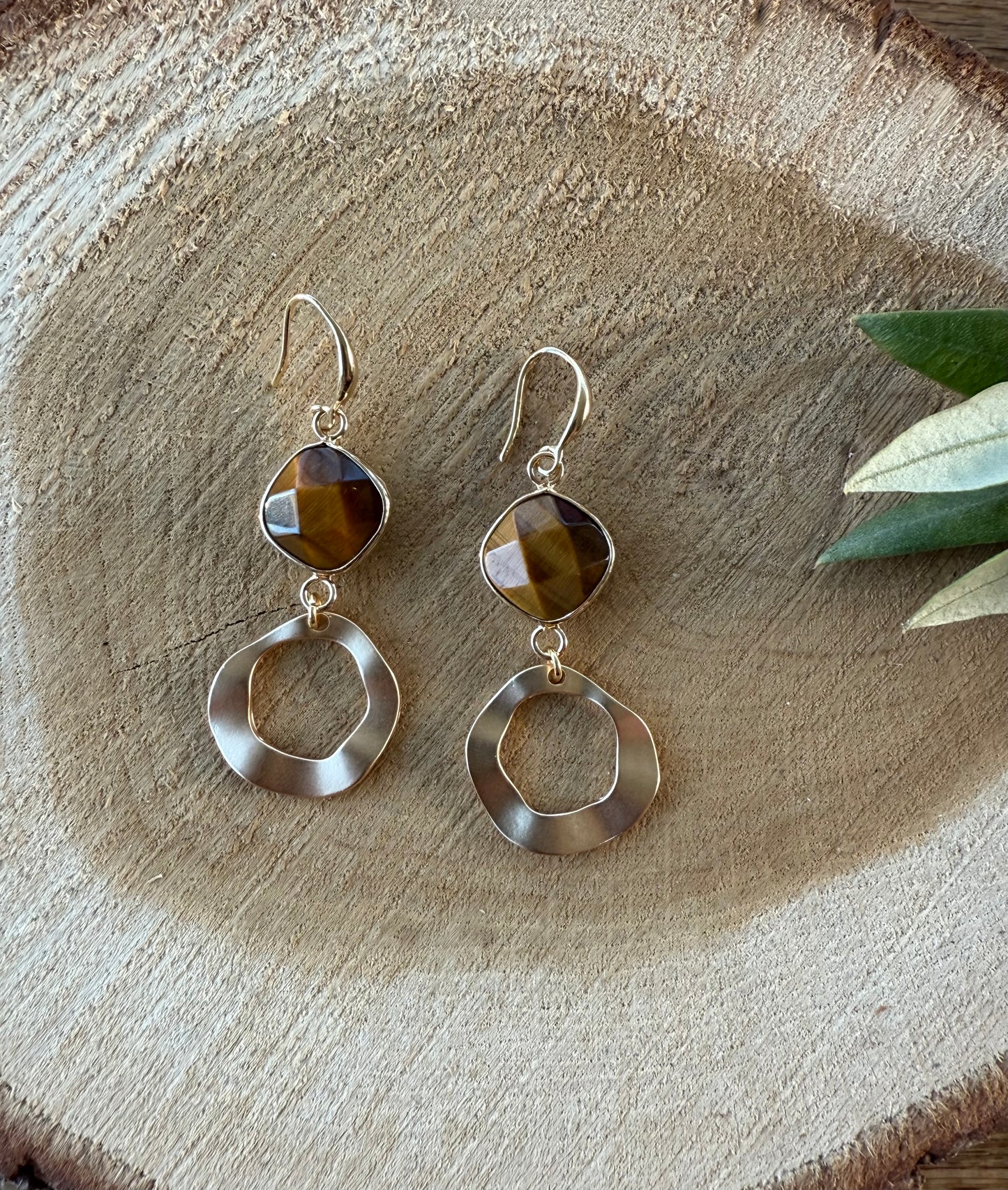 Bruine tijgeroog met ongelijke hanger