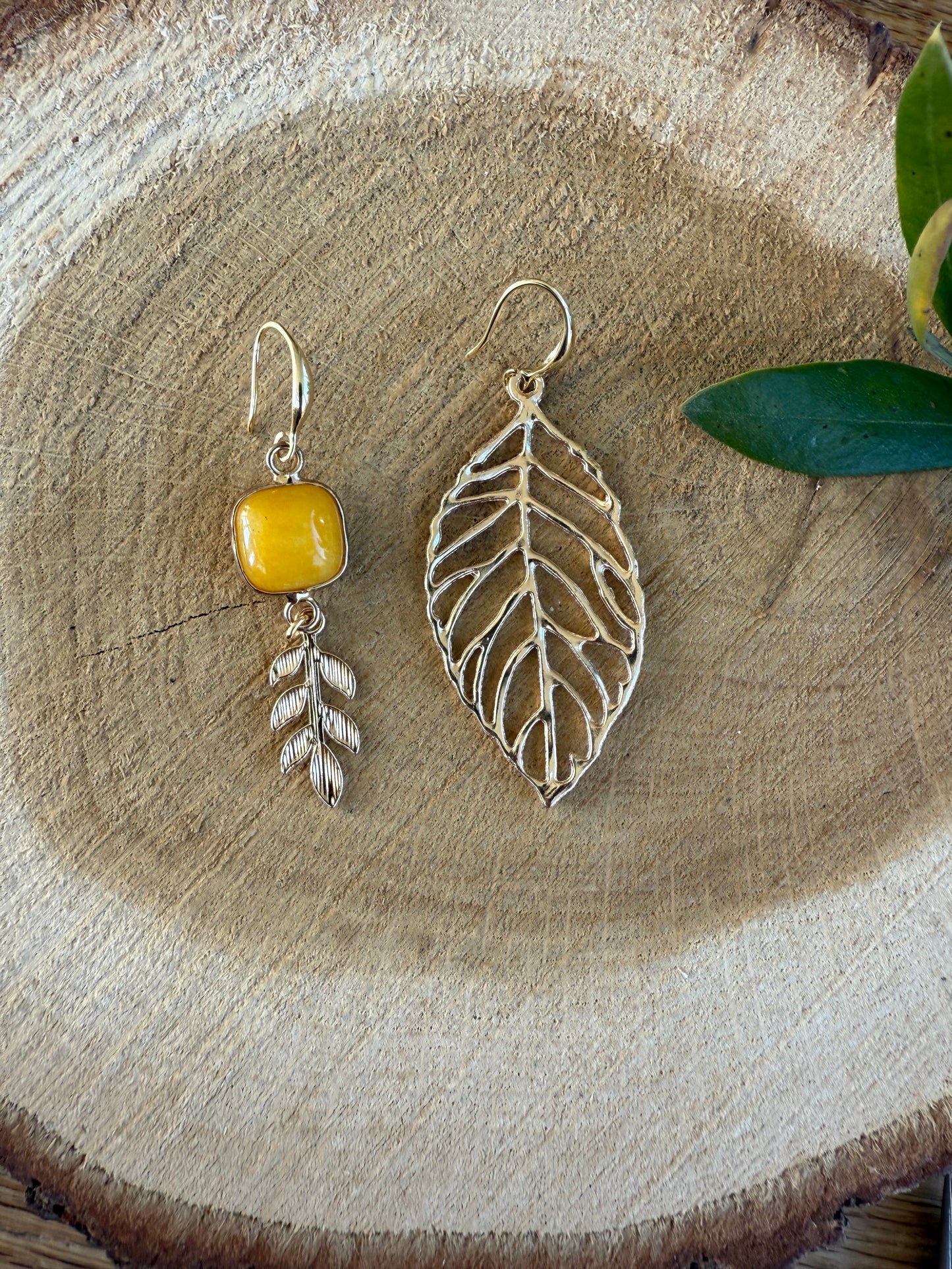 Asymmetrisch blad met gele steen