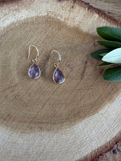 Kleine doorzichtige lichtpaarse druppel