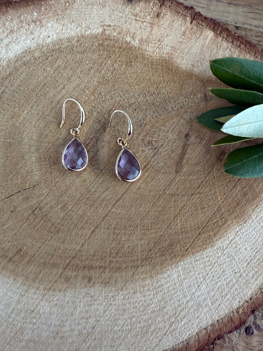 Kleine doorzichtige lichtpaarse druppel