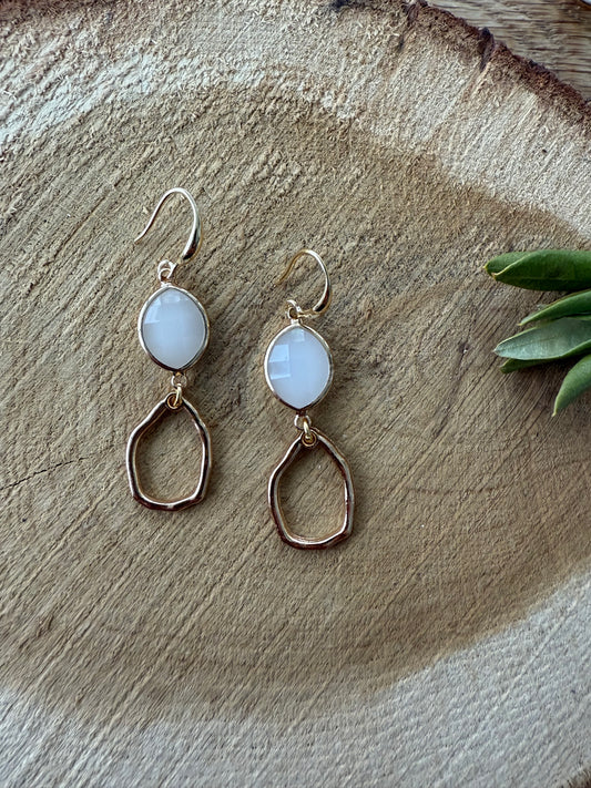 Witte facetsteen met kleine hanger