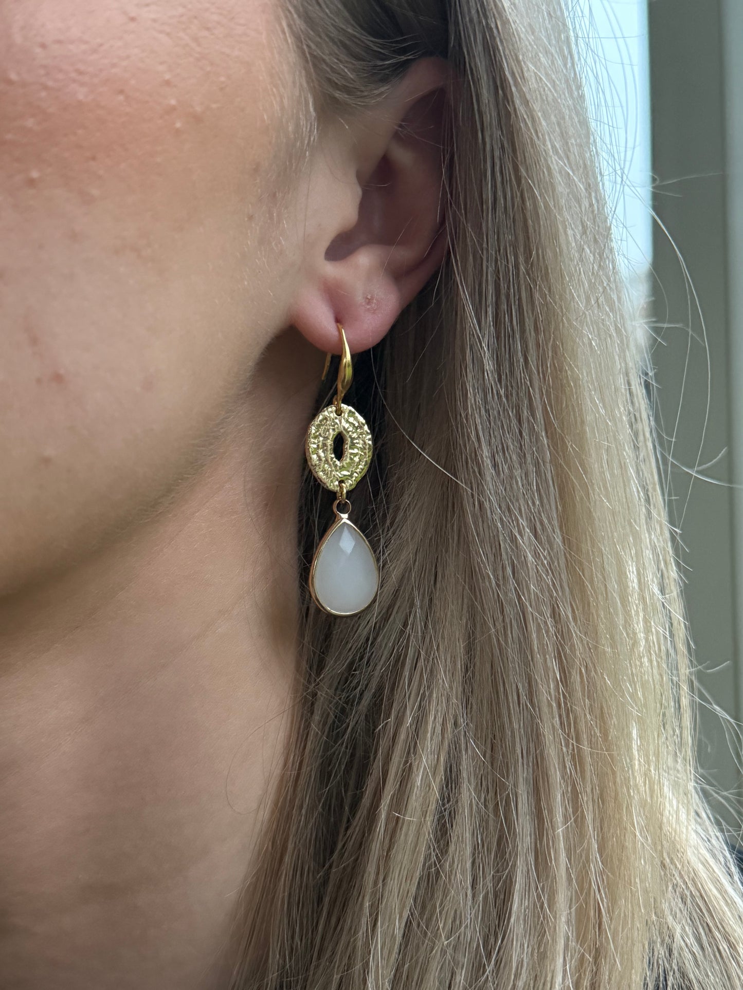 Witte druppel aan ovale connector