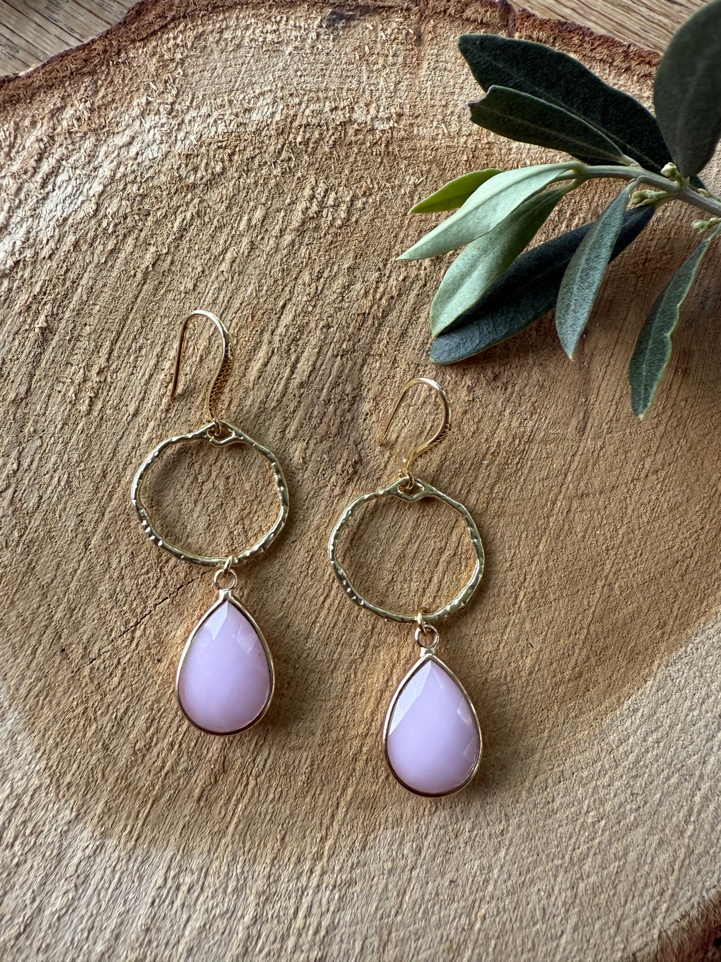 Gehamerde ring met roze druppel