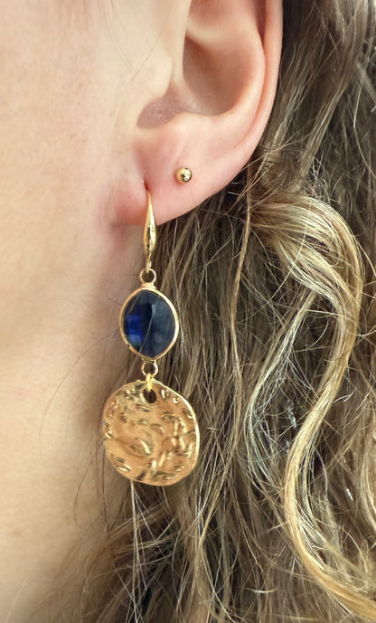 Doorzichtig blauw facetsteentje met muntje