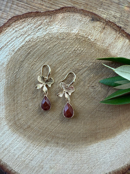 Bloem met kleine bruine glitter natuursteen druppel