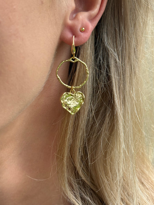 Gehamerd hartje aan gehamerd rondje