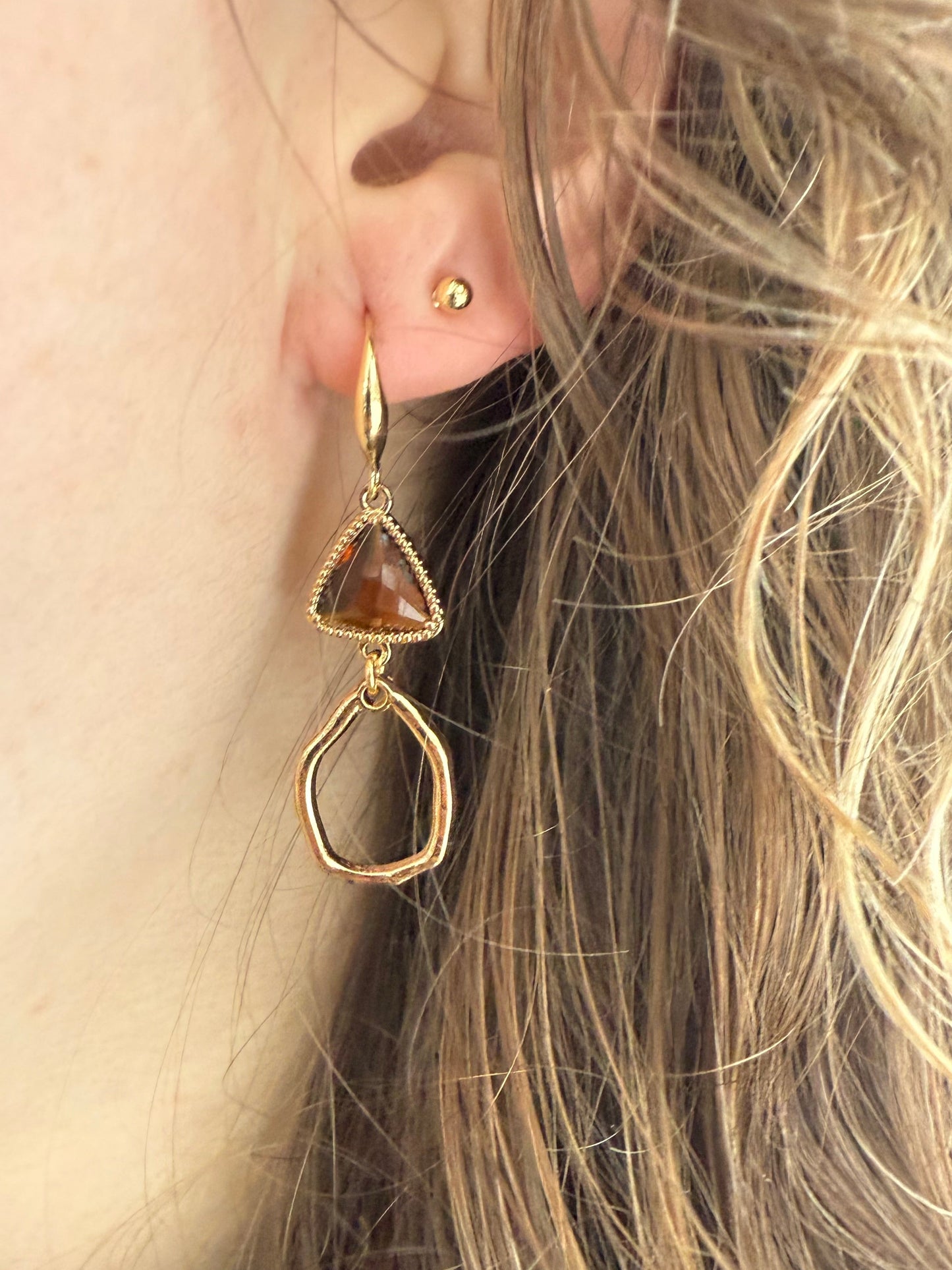 Driehoekige bruine doorzichtige steen met kleine hanger