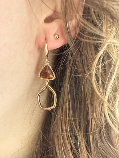 Driehoekige bruine doorzichtige steen met kleine hanger