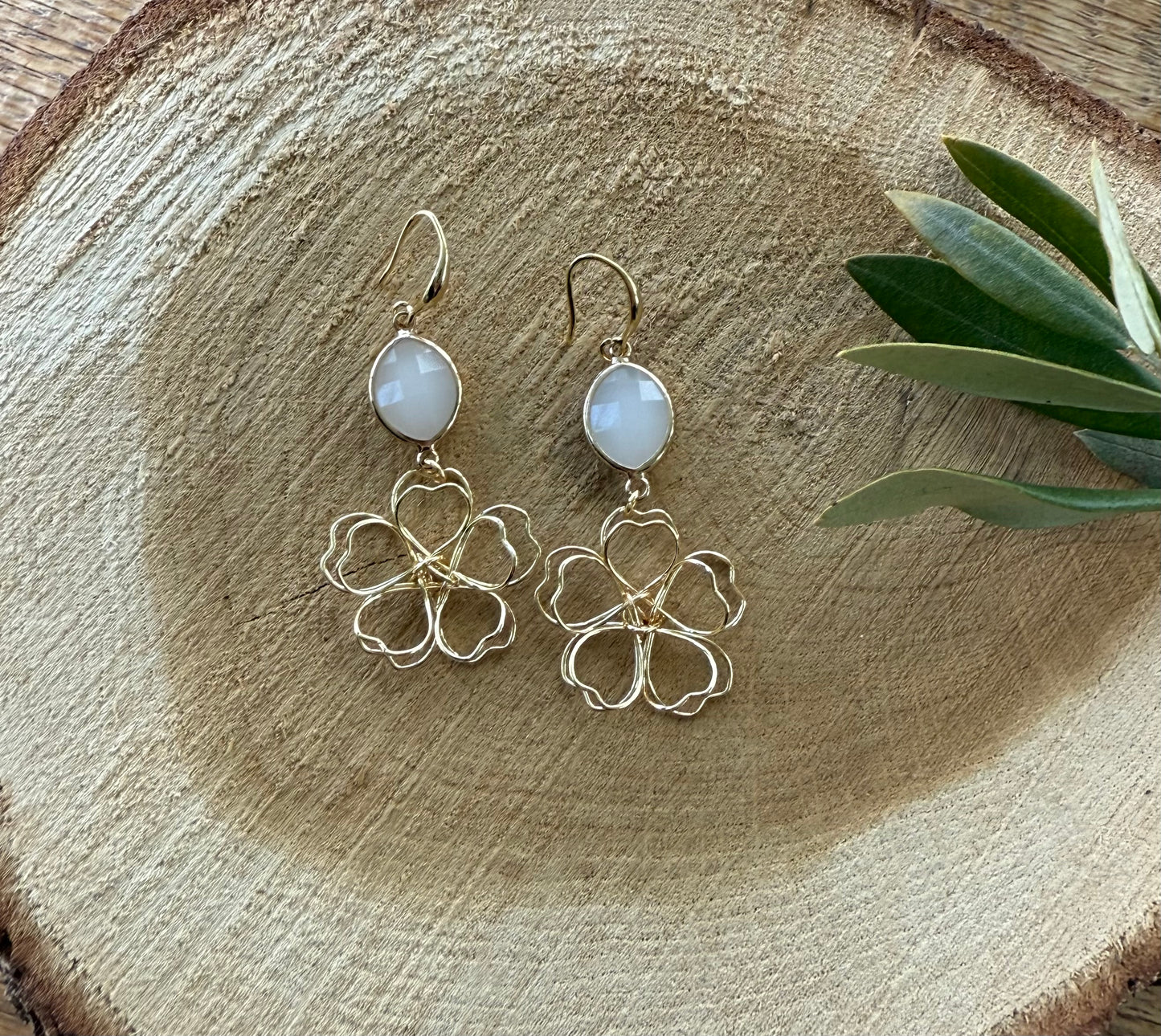 Witte facetsteen met 3D bloem