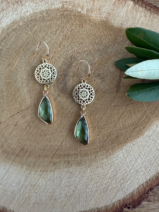 Licht groene facetsteen aan een dichte connector