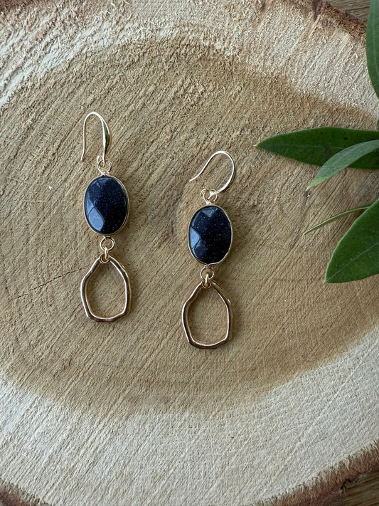 Donker blauwe natuursteen (met glitters) met een kleine hanger