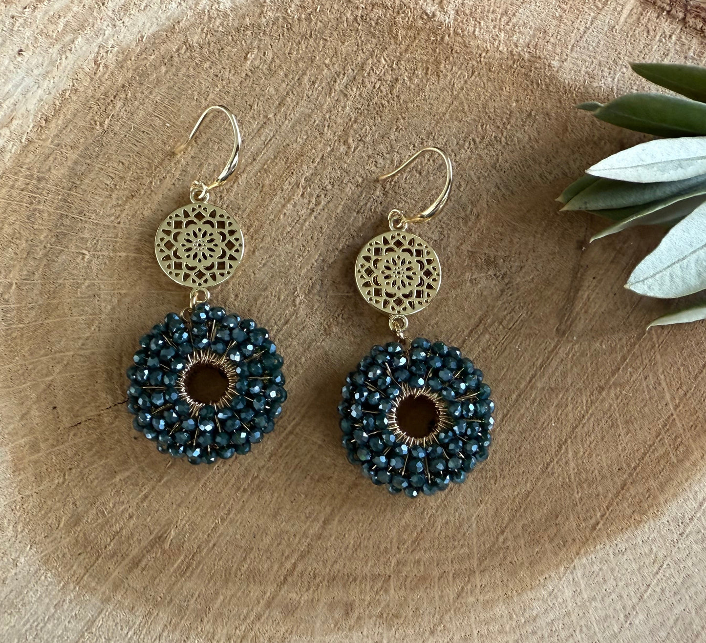 Donkergroene kraaltjes aan dichte connector