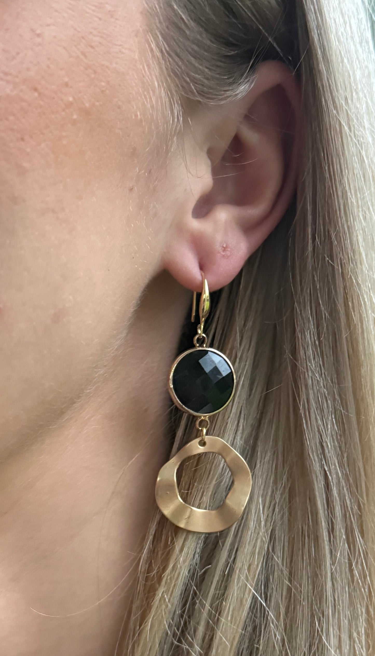 Zwarte steen met brede ongelijke hanger