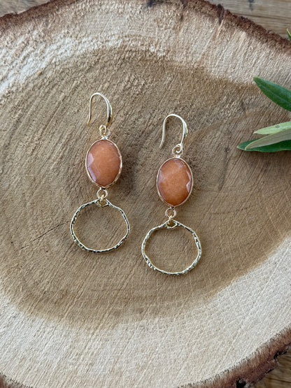 Bruin/oranje natuursteen met gehamerd hanger