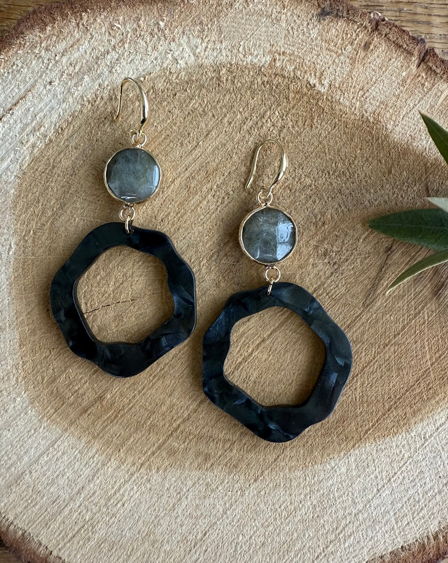 Grijze natuursteen met zwart gemêleerde resinhanger