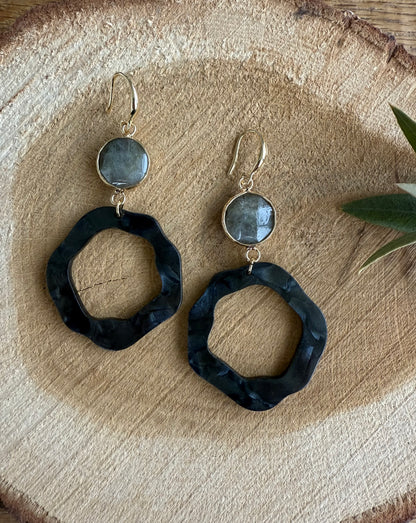 Grijze natuursteen met zwart gemêleerde resinhanger