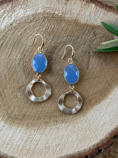 Helblauwe natuursteen met asymmetrische hanger