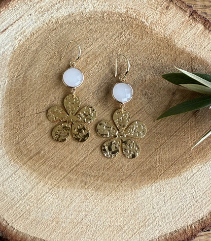 Witte facetsteen met goudkleurige bloem