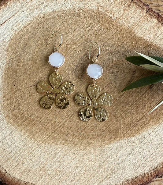 Witte facetsteen met goudkleurige bloem