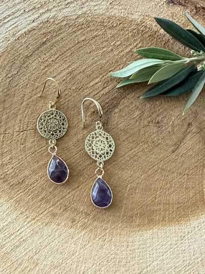 Kleine paarse natuursteen druppel aan ronde connector