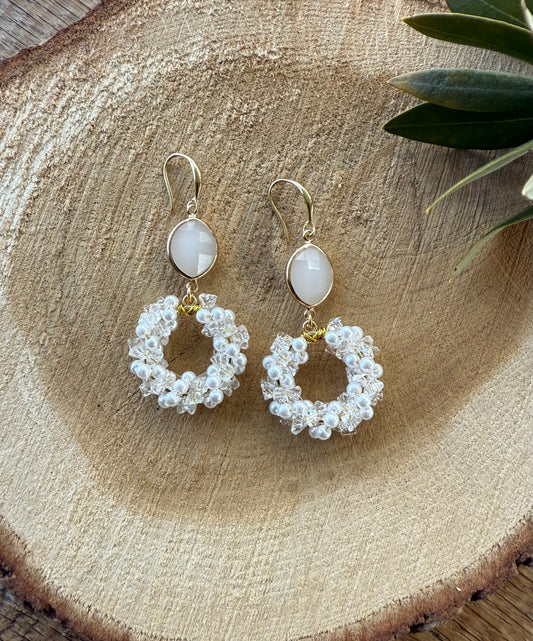 Wit facetsteentje met witte kralen hanger
