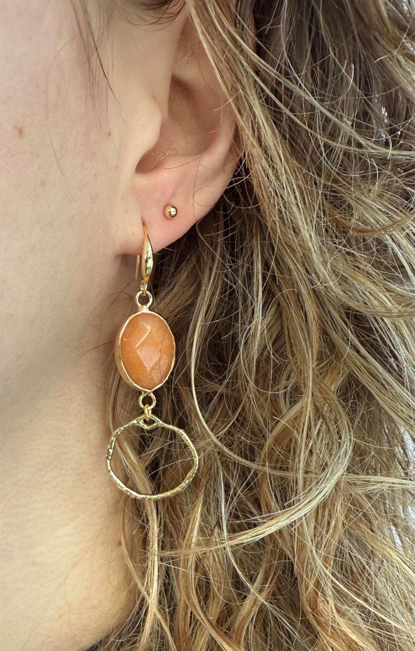 Bruin/oranje natuursteen met gehamerd hanger