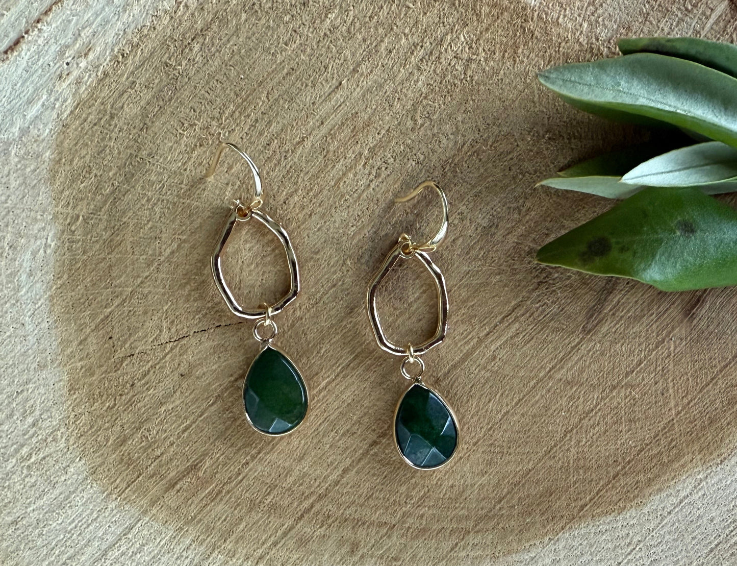 Groene natuursteen aan kleine hanger