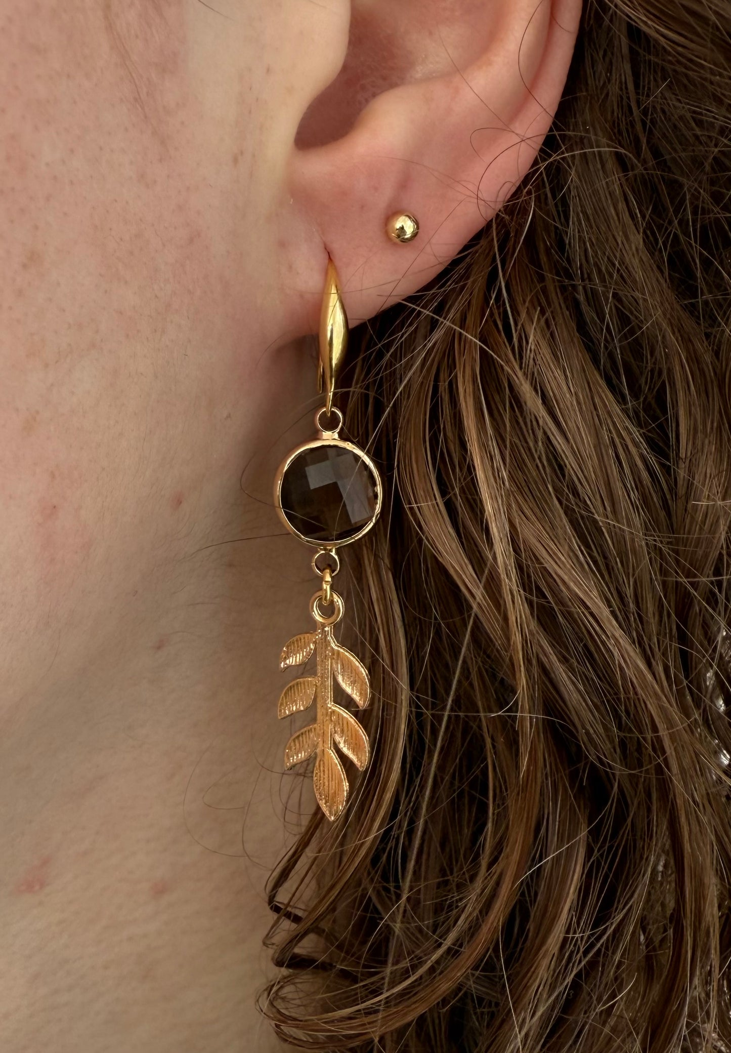Doorzichtig klein bruin facetsteentje met smalle hanger