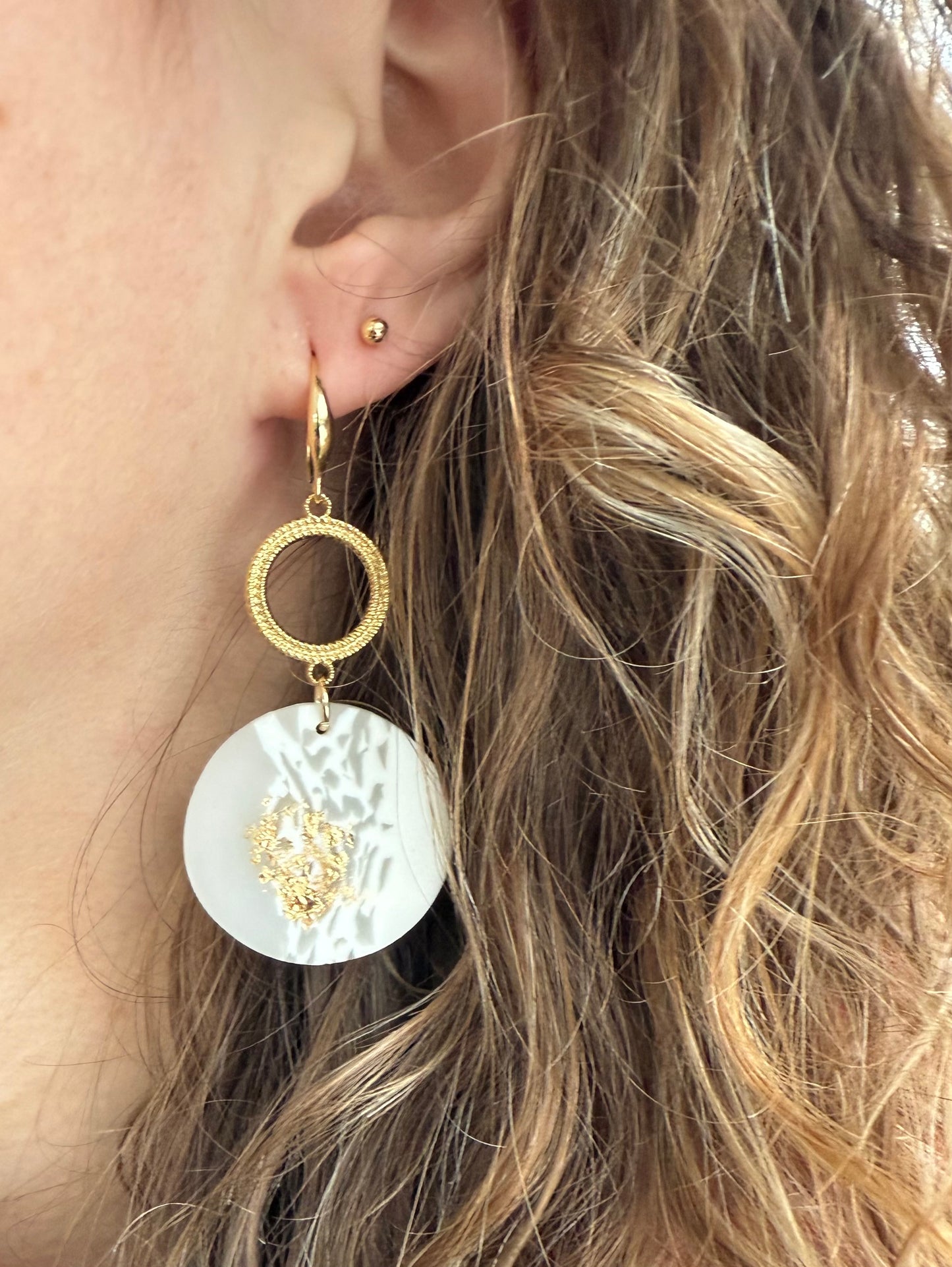 Open connector met witte hanger met bladgoud