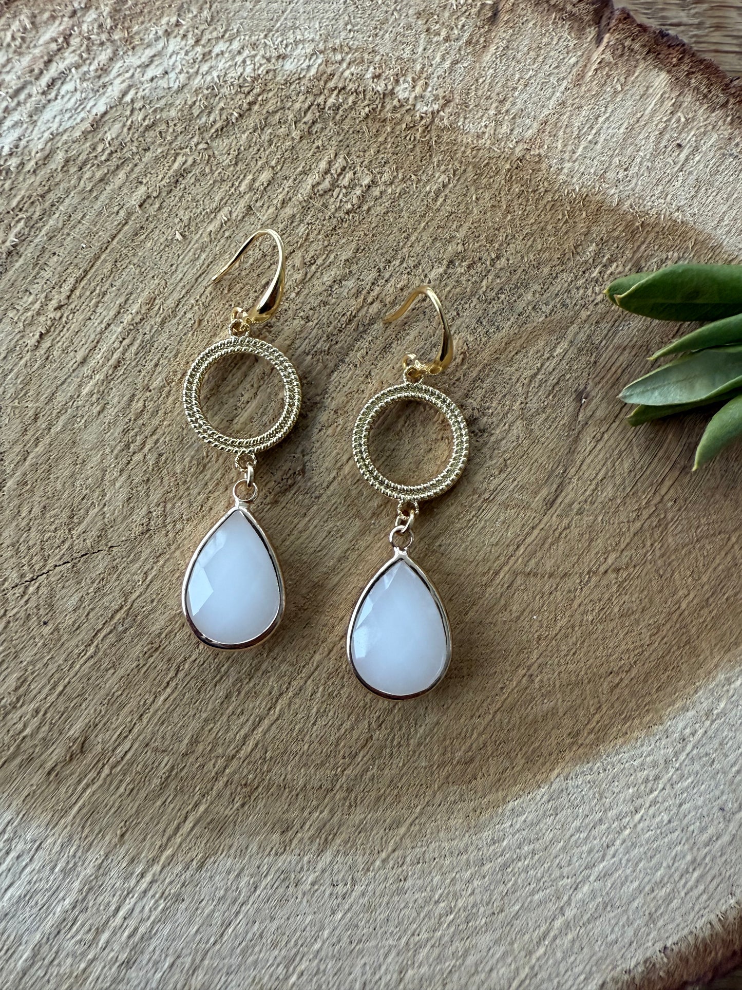 Witte facetsteen aan open connector