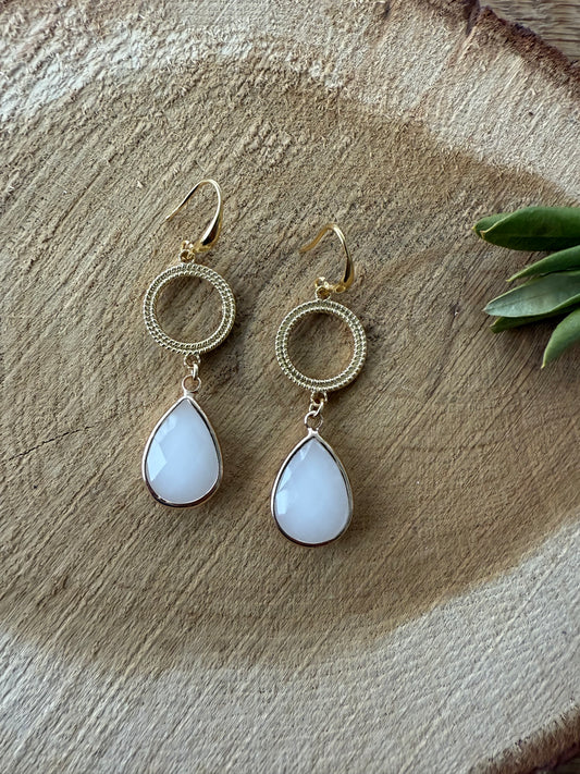 Witte facetsteen aan open connector